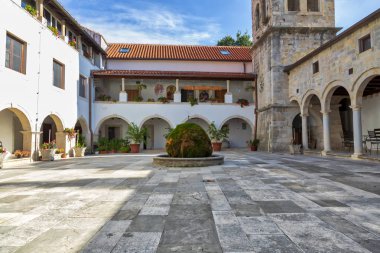 Krka manastırı. 14. yüzyıl Sırp Ortodoks Kilisesi manastırı St. Archangel Michael 'a adanmıştır. Prenses Jelena Nemanjic Subic 'in bağışları. Hırvatistan 'ın Krka Ulusal Parkı' nda yer alıyor. Resim