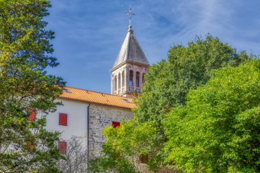 Krka manastırı. 14. yüzyıl Sırp Ortodoks Kilisesi manastırı St. Archangel Michael 'a adanmıştır. Prenses Jelena Nemanjic Subic 'in bağışları. Hırvatistan 'ın Krka Ulusal Parkı' nda yer alıyor. Resim