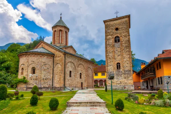 Ortaçağ Raca Manastırı. Sırp Ortodoks manastırı, 13. yüzyılda Sırbistan Kralı Stefan Dragutin Nemanjiç 'in bağışlanması olarak inşa edildi. Sırbistan 'ın Bajina Basta kentinin güneyinde yer alıyor. 