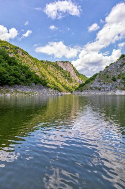 Uvac Nehri Kanyonu 'nda. Sırbistan 'ın güneybatısında özel doğa rezervi ve popüler turizm beldesi.