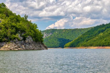 Uvac Nehri Kanyonu 'nda. Sırbistan 'ın güneybatısında özel doğa rezervi ve popüler turizm beldesi.
