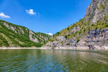 Uvac Nehri Kanyonu 'nda. Sırbistan 'ın güneybatısında özel doğa rezervi ve popüler turizm beldesi.