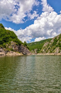 Uvac Nehri Kanyonu 'nda. Sırbistan 'ın güneybatısında özel doğa rezervi ve popüler turizm beldesi.