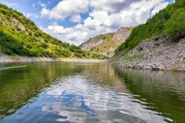 Uvac Nehri Kanyonu 'nda. Sırbistan 'ın güneybatısında özel doğa rezervi ve popüler turizm beldesi.