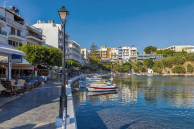 Voulismeni gölü marinasında balıkçı tekneleri. Agios Nikolaos, Girit Adası, Yunanistan. 