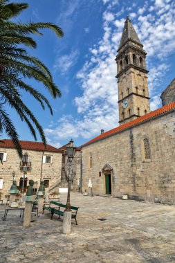 Karadağ 'ın Perast kentindeki ana meydandaki Katolik Aziz Niklas Kilisesi manzarası