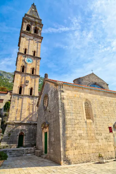 Karadağ 'ın Perast kentindeki ana meydandaki Katolik Aziz Niklas Kilisesi manzarası