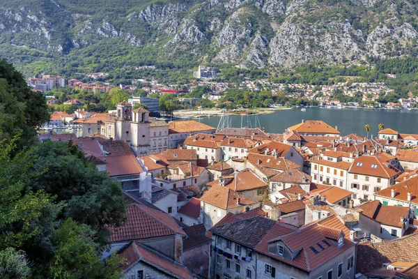 Karadağ 'ın eski tarihi Kotor kasabası. Caddelerin ve çatıların havadan görünüşü.