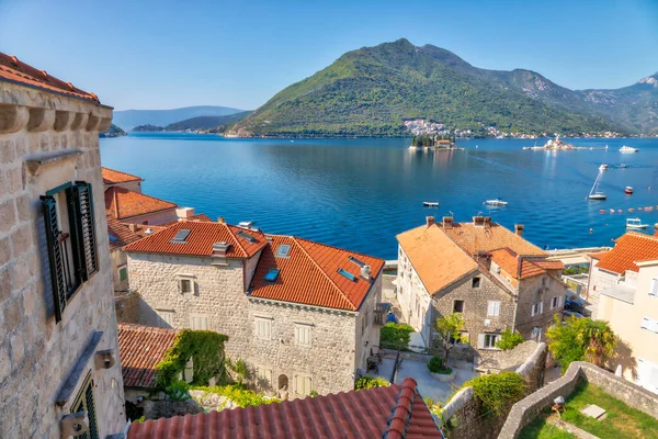 Karadağ 'ın Kotor Körfezi' nde yer alan eski Perast kıyı kasabasının evleri ve caddelerinin üst manzarası.