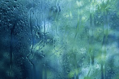 Pencere camına düşer. Yağmurlu ıslak arka plan. Fotoğraf resmi.
