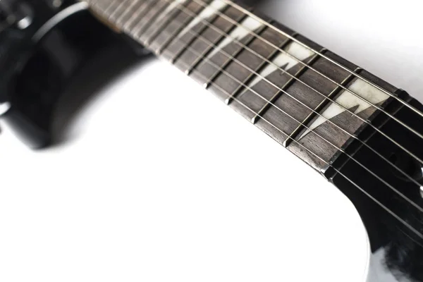 Detailní záběr na hmatníku pražce na elektrickou kytaru na bílém pozadí — Stock fotografie