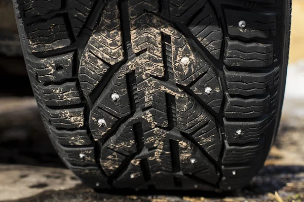 Närbild beskyddare av begagnade vinterdubbade däck-Wheel Service — Stockfoto
