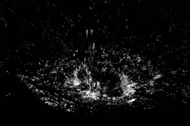 Su sıçraması. Siyah arka planda yalıtma