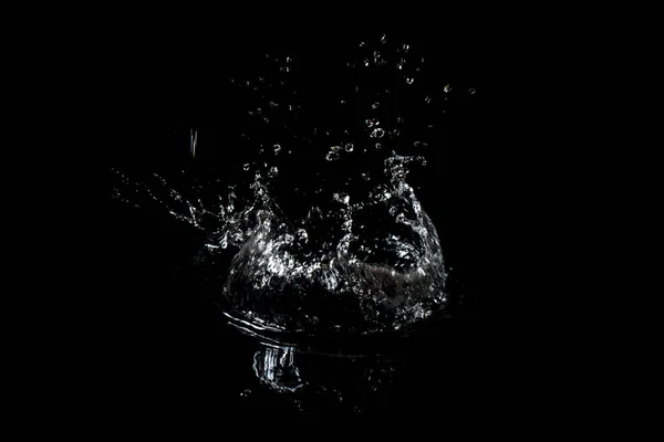 Plusk wody. Izolowanie na czarnym tle — Zdjęcie stockowe