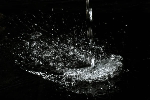 물 튀김. 검은 색 배경에 격리 — 스톡 사진