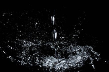 Su sıçraması. Siyah arka planda yalıtma