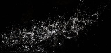 Su sıçraması. Siyah arka planda yalıtma