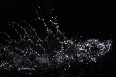 Su sıçraması. Siyah arka planda yalıtma