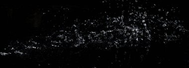 Su sıçraması. Siyah arka planda yalıtma