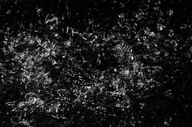 Su sıçraması. Siyah arka planda yalıtma