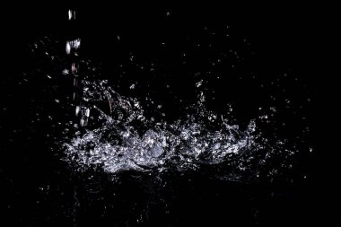 Su sıçraması. Siyah arka planda yalıtma
