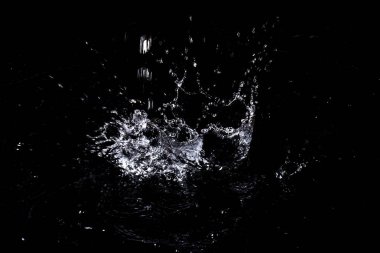 Su sıçraması. Siyah arka planda yalıtma