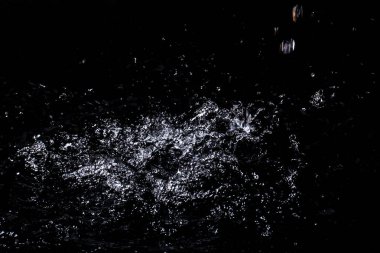 Su sıçraması. Siyah arka planda yalıtma