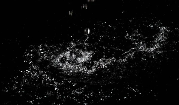 Un goccio d'acqua. Isolato su sfondo nero — Foto Stock