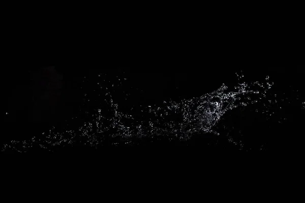 飞溅的水。在黑色背景上隔离 — 图库照片