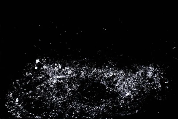 Un goccio d'acqua. Isolato su sfondo nero — Foto Stock