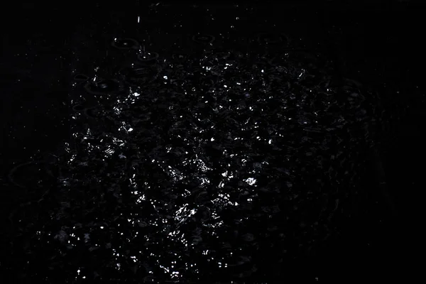 飞溅的水。在黑色背景上隔离 — 图库照片
