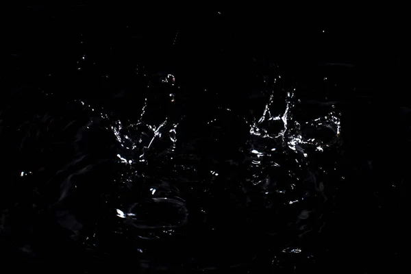 Wasserspritzer. isolieren auf schwarzem Hintergrund — Stockfoto