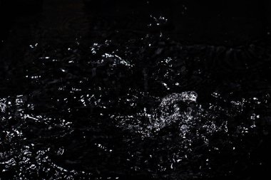 Su sıçraması. Siyah arka planda yalıtma