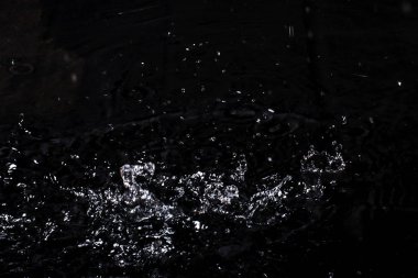 Su sıçraması. Siyah arka planda yalıtma