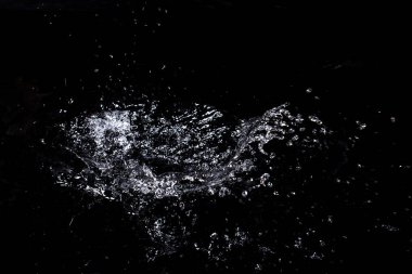 Su sıçraması. Siyah arka planda yalıtma