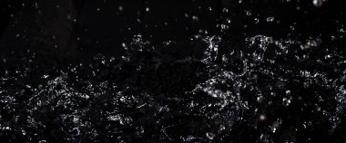 Su sıçraması. Siyah arka planda yalıtma