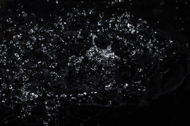 Su sıçraması. Siyah arka planda yalıtma