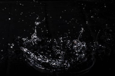 Su sıçraması. Siyah arka planda yalıtma