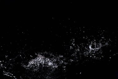 Su sıçraması. Siyah arka planda yalıtma