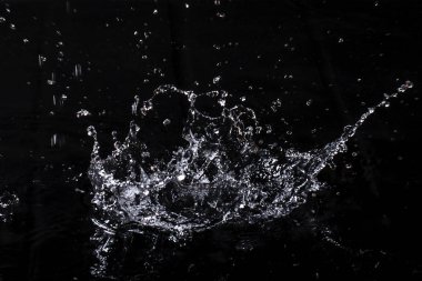 Su sıçraması. Siyah arka planda yalıtma