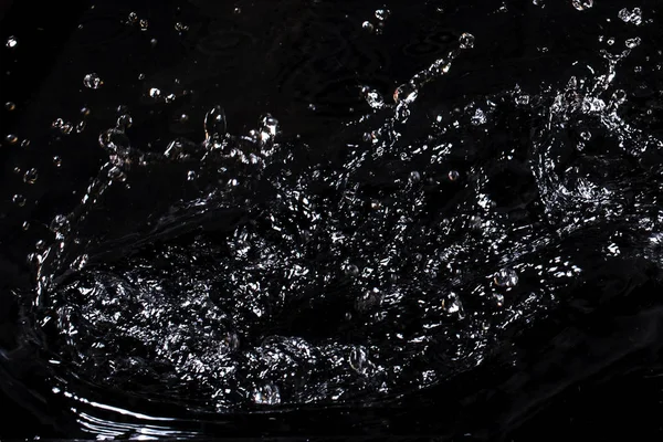 Csobbanás a víz. Izolátum fekete háttérrel — Stock Fotó