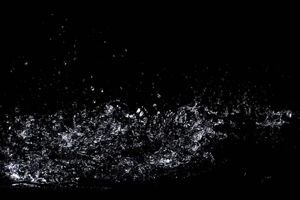水のスプラッシュ。黒い背景に分離する — ストック写真