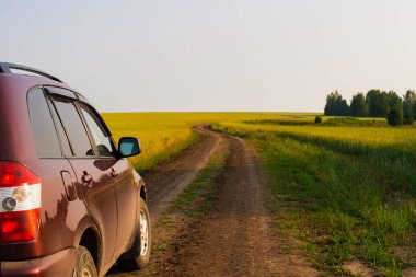 bir çayır geçen bir ülke kir yolda kırmızı araba