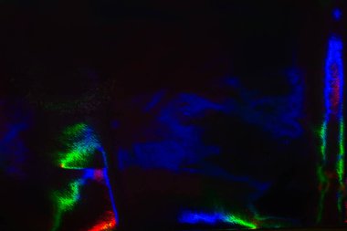 Karanlık holografik arka plan. Soyut, parlak, neşeli duvar kağıdı görüntüsü. Neşeli disko festivali folyosu. Holografik bulanık bokeh ışık efekti.