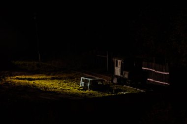 Eski bir minibüsün terk edilmiş cesedi. Paslı eski bir tramvay. Geceleri terk edilmiş bir işletmenin çitli bölgesi..