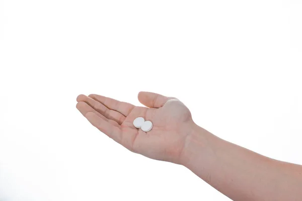 白い背景の上の 2 つの錠剤を持っている手 — ストック写真