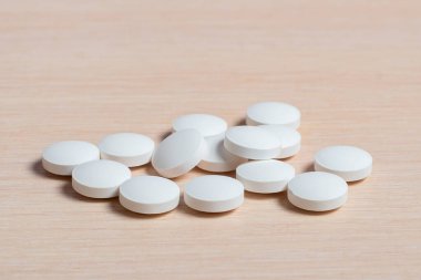 Işık masasında beyaz tablet kaydırağı.