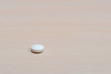 Işık masasında beyaz tablet kaydırağı.