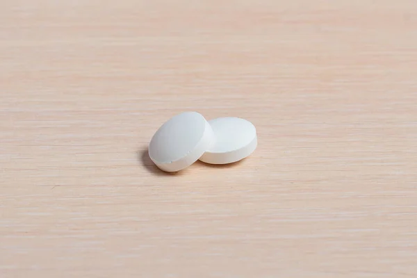 テーブルの上の白い錠剤のスライド. — ストック写真