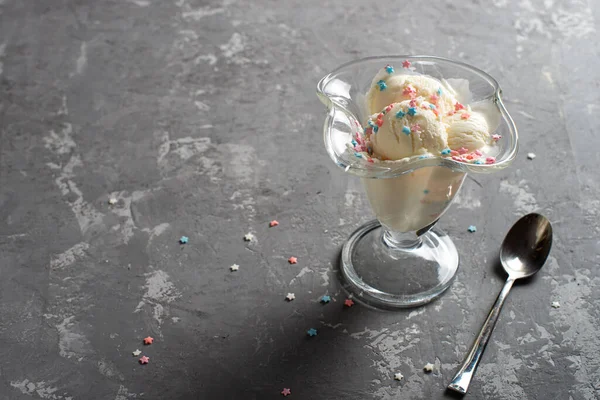 Fehér Fagylaltgolyók Színes Öntet Alatt Egy Pohár Desszert Egy Desszert — Stock Fotó